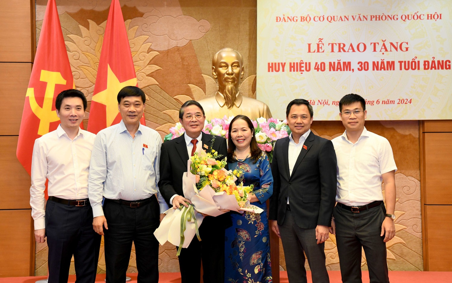 Chủ tịch Quốc hội Trần Thanh Mẫn dự Lễ trao tặng Huy hiệu 40, 30 năm tuổi Đảng của Đảng bộ cơ quan Văn phòng Quốc hội -0