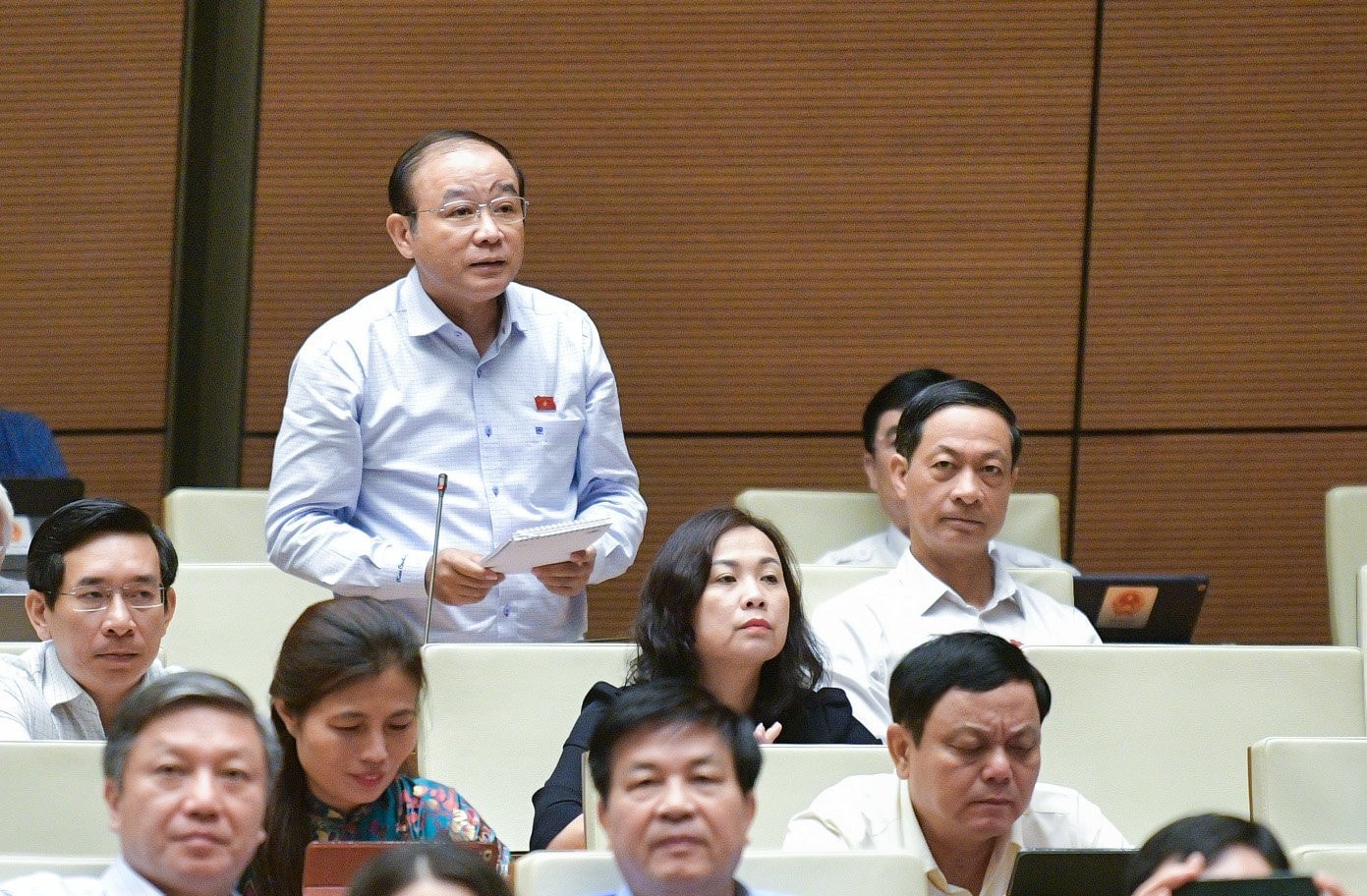 Đại biểu Quốc hội Lã Thanh Tân (Hải Phòng) chất vấn tại Hội trường - ẢNH LONG HỒ