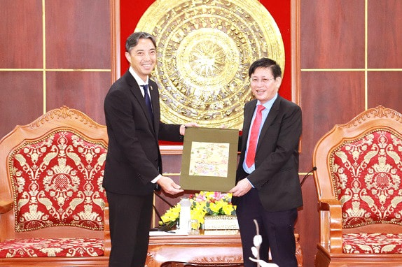 Phó Chủ tịch UBND tỉnh Bà Rịa – Vũng Tàu Lê Ngọc Khánh và Chủ tịch Hiệp hội doanh nghiệp Nhật Bản tại TP. Hồ Chí Minh Nozaki Takao