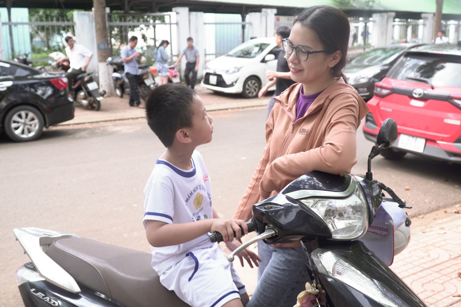 Đắk Lắk: Gần 8.000 thí sinh thi vào lớp 10 THPT ảnh 5 Thi vào THPT tại Đắk Lắk: Bố mẹ luôn là điểm tựa vững chắc cho con -1
