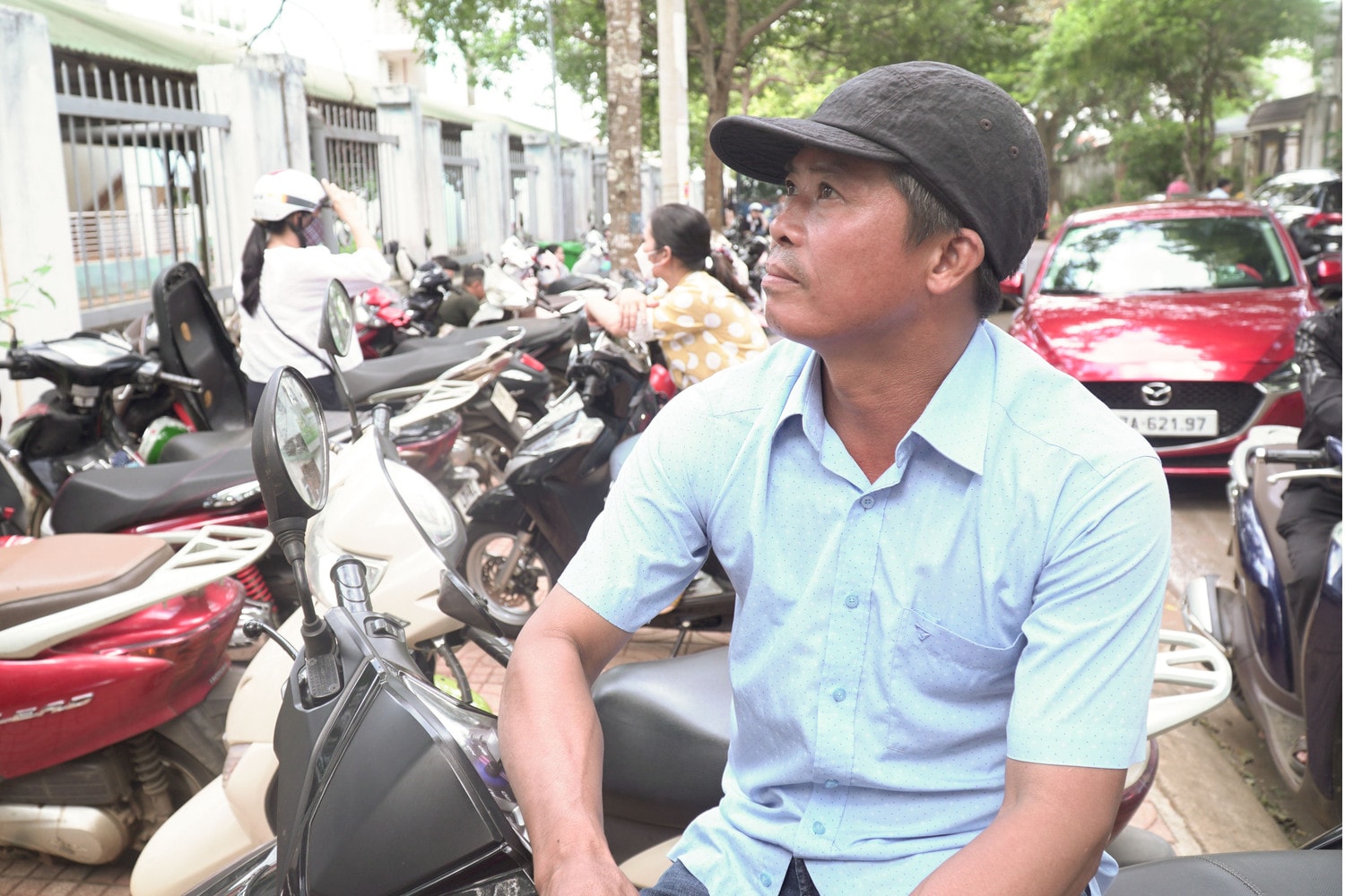 Phụ huynh học sinh Nguyễn Gia Huy, Trường THCS Trần Quang Diệu, huyện Buôn Đôn dự thi tại Trường THPT chuyên Nguyễn Du Thi vào THPT tại Đắk Lắk: Bố mẹ luôn là điểm tựa vững chắc cho con