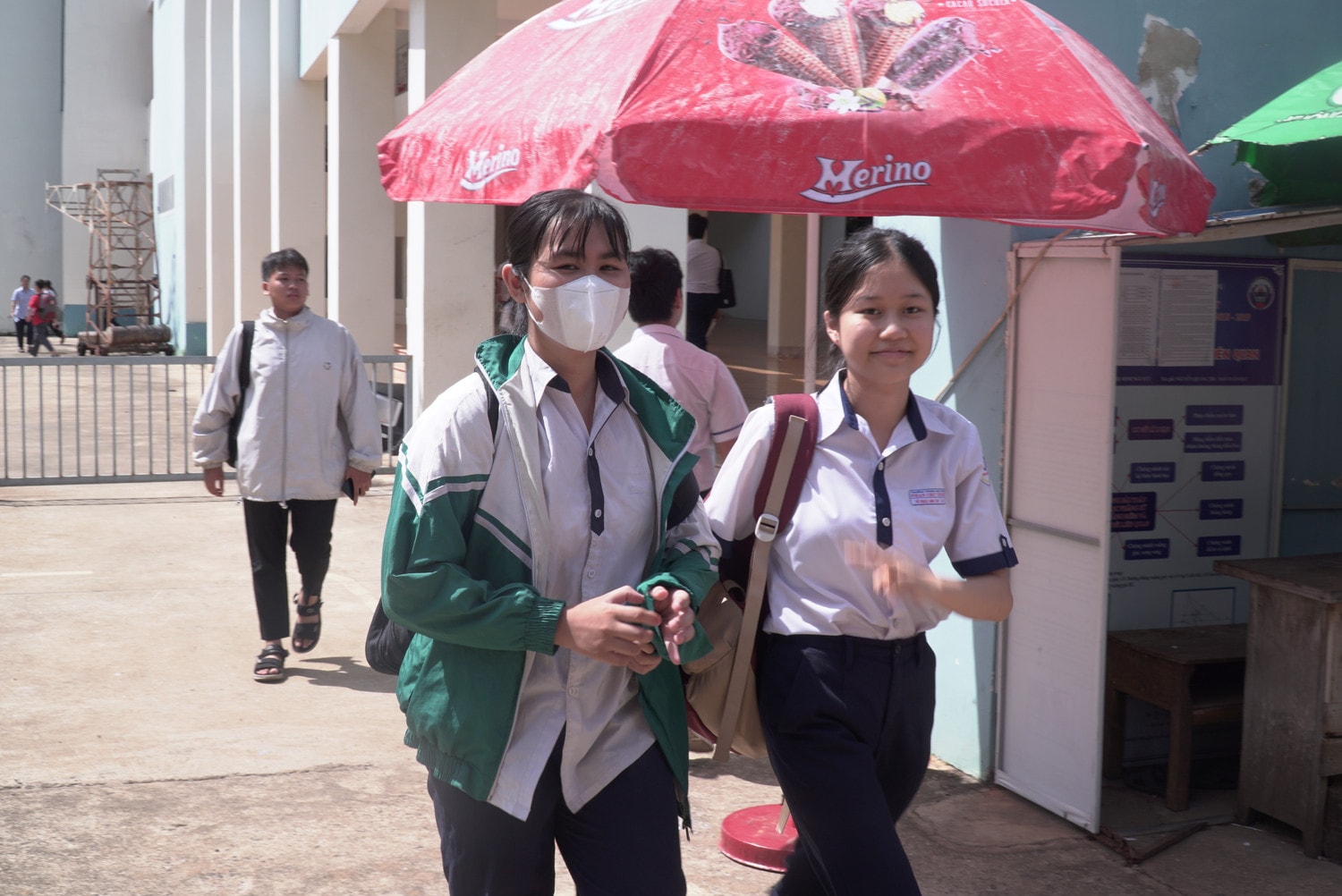 Học sinh tan thii Thi vào THPT tại Đắk Lắk: Bố mẹ luôn là điểm tựa vững chắc cho con