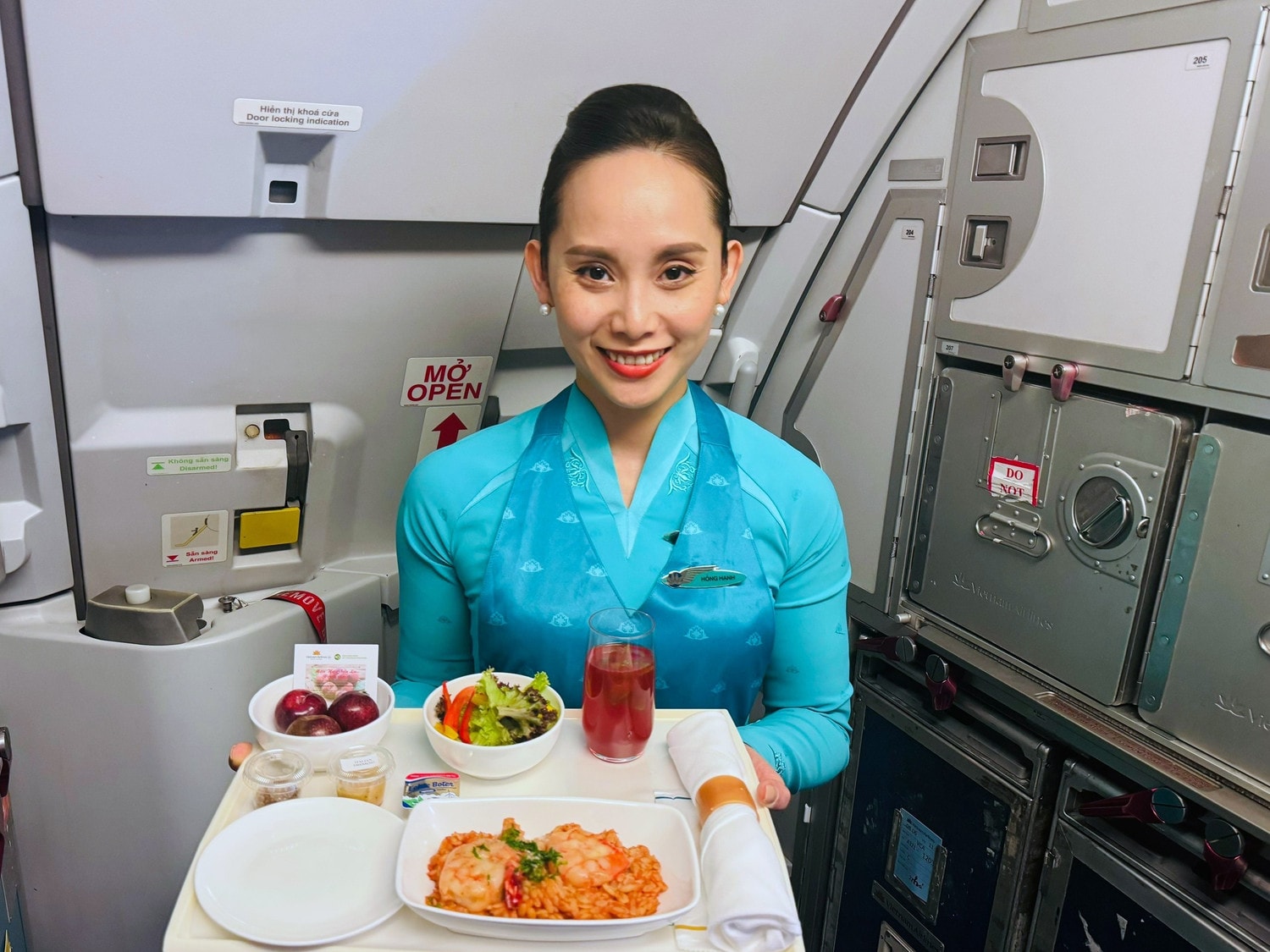 Vietnam Airlines không ngừng nỗ lực nâng tầm ẩm thực, văn hóa Việt. Ảnh: VNA Vietnam Airlines đưa đặc sản mận hậu Sơn La lên các chuyến bay -0