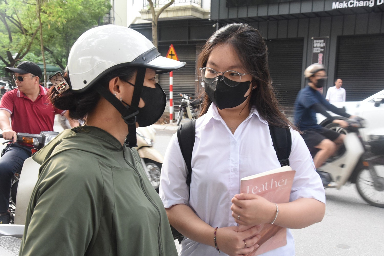 Giật tít: Hôm nay, hơn 100.000 thí sinh Hà Nội thi vào lớp 10 bắt đầu so tài -0