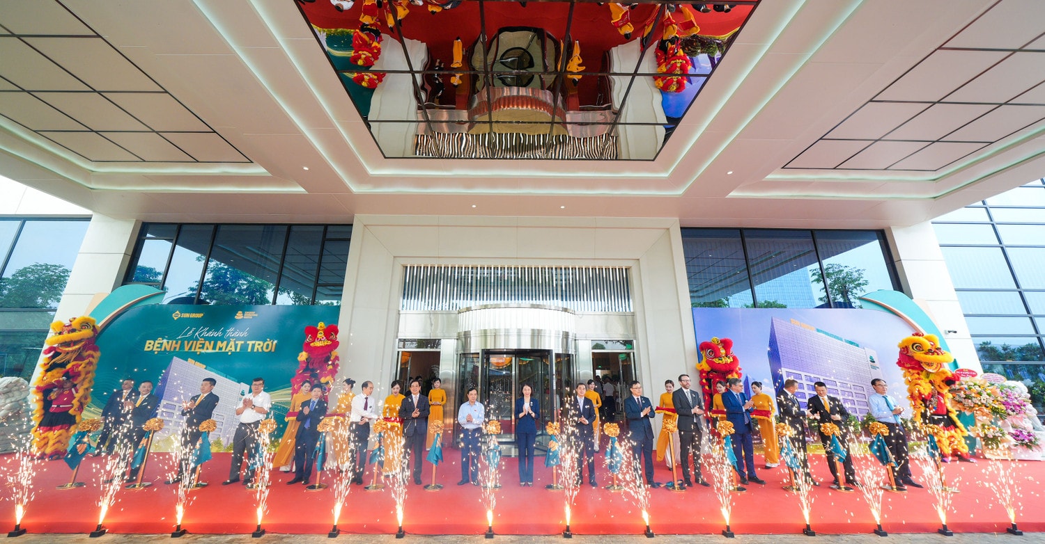 Đại biểu cắt băng khánh thành Bệnh viện Mặt Trời.