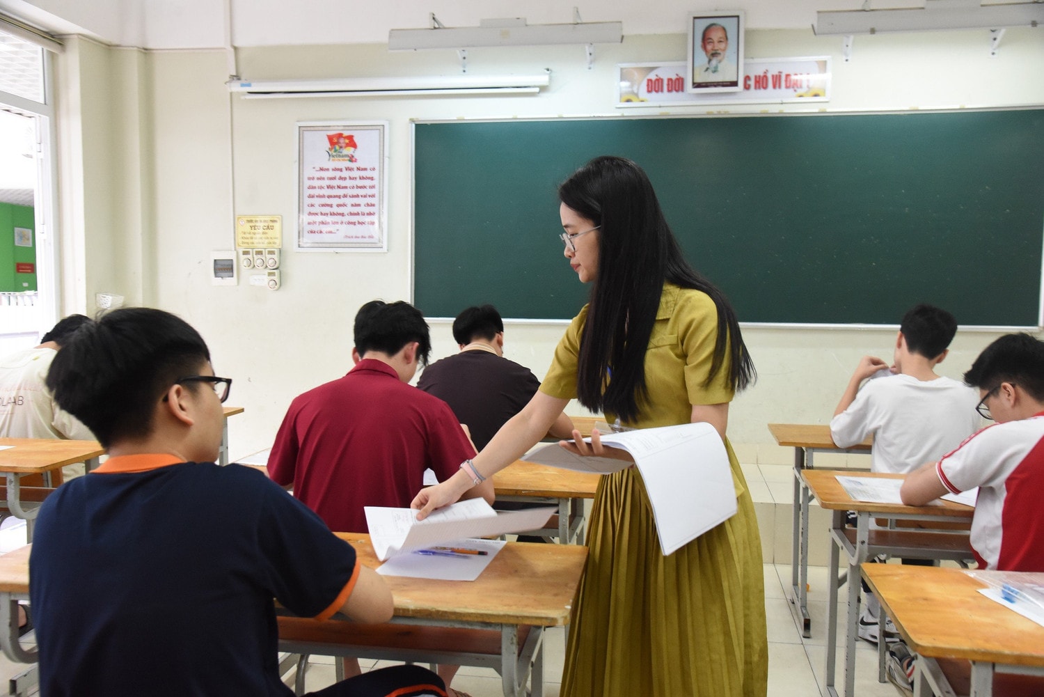 Giật tít: Hôm nay, hơn 100.000 thí sinh Hà Nội thi vào lớp 10 bắt đầu so tài -0