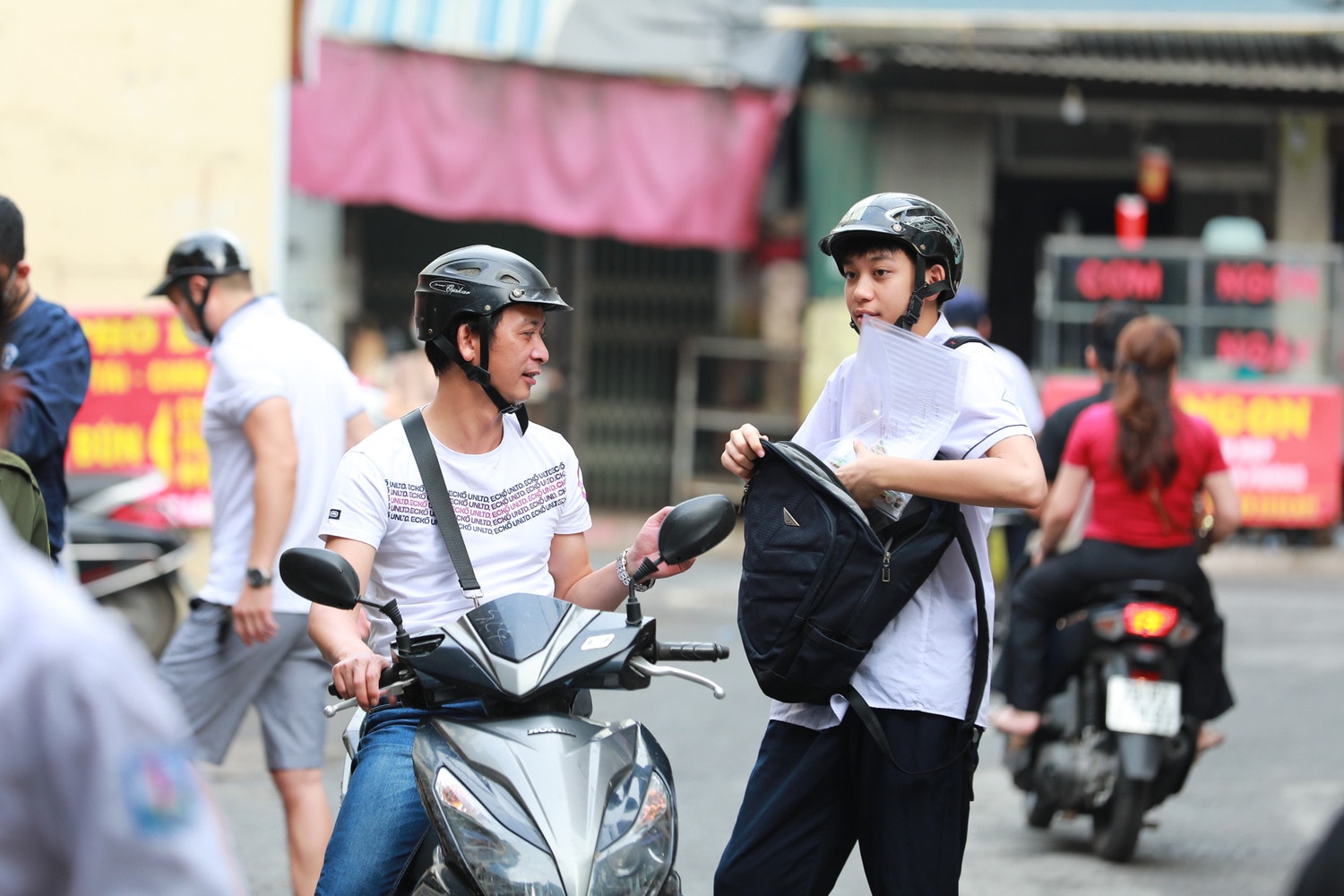 Giật tít: Hôm nay, hơn 100.000 thí sinh Hà Nội thi vào lớp 10 bắt đầu so tài -0