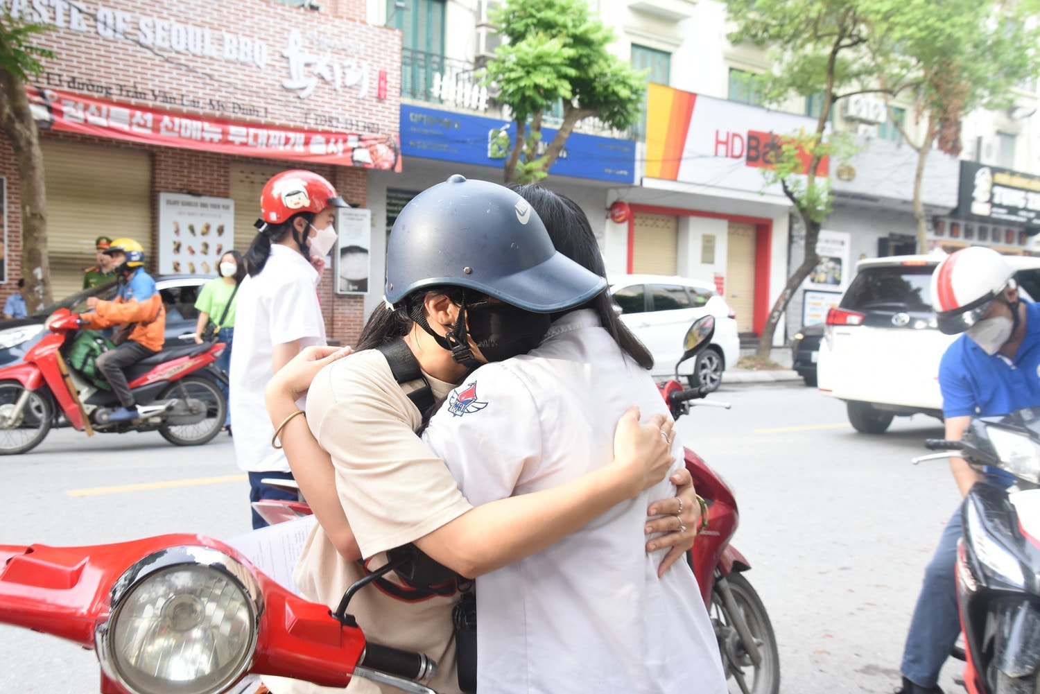 Giật tít: Hôm nay, hơn 100.000 thí sinh Hà Nội thi vào lớp 10 bắt đầu so tài -1