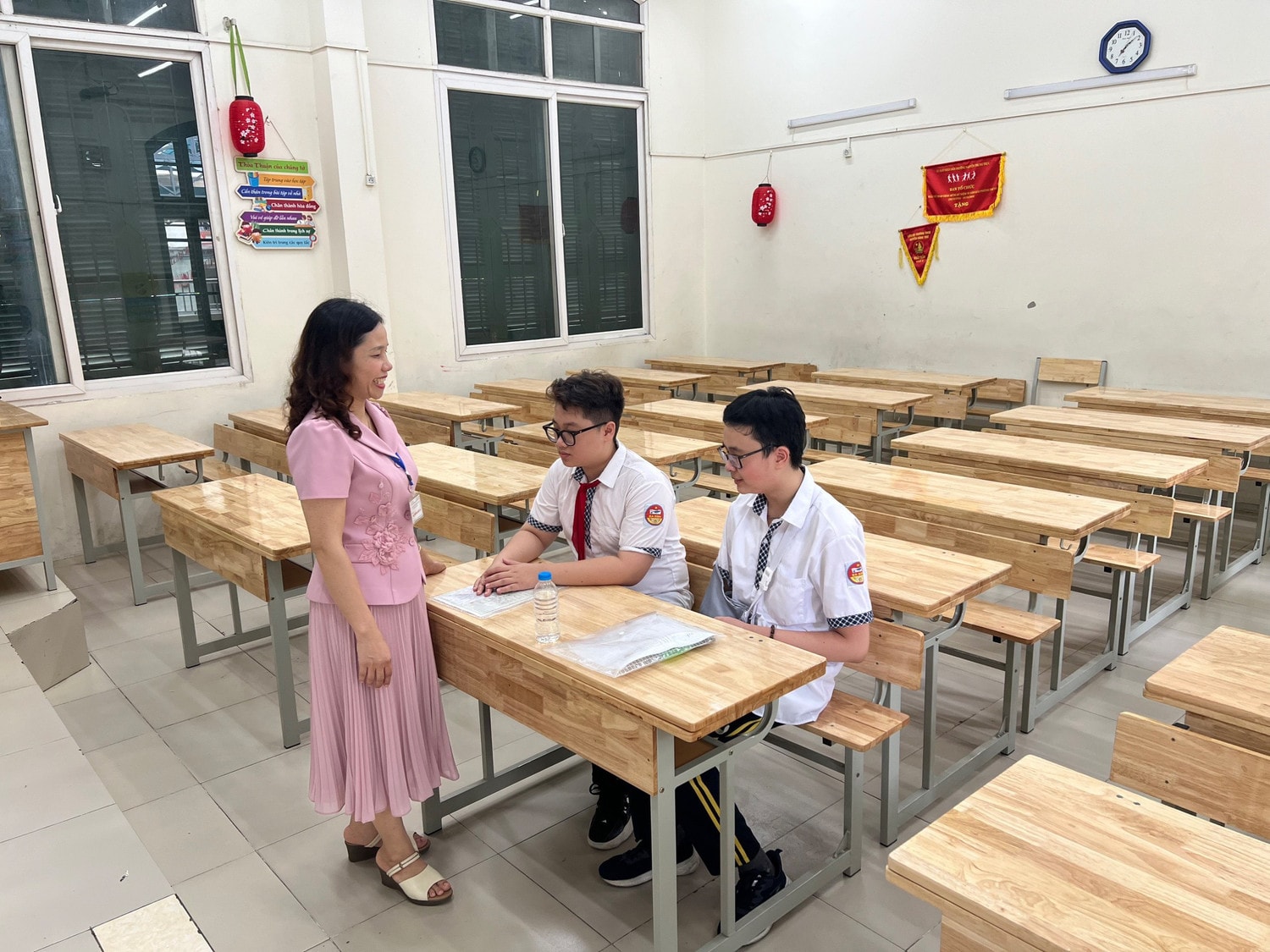 Thi vào lớp 10 Hà Nội: Thí sinh gãy tay được bố trí thi tại phòng riêng -0