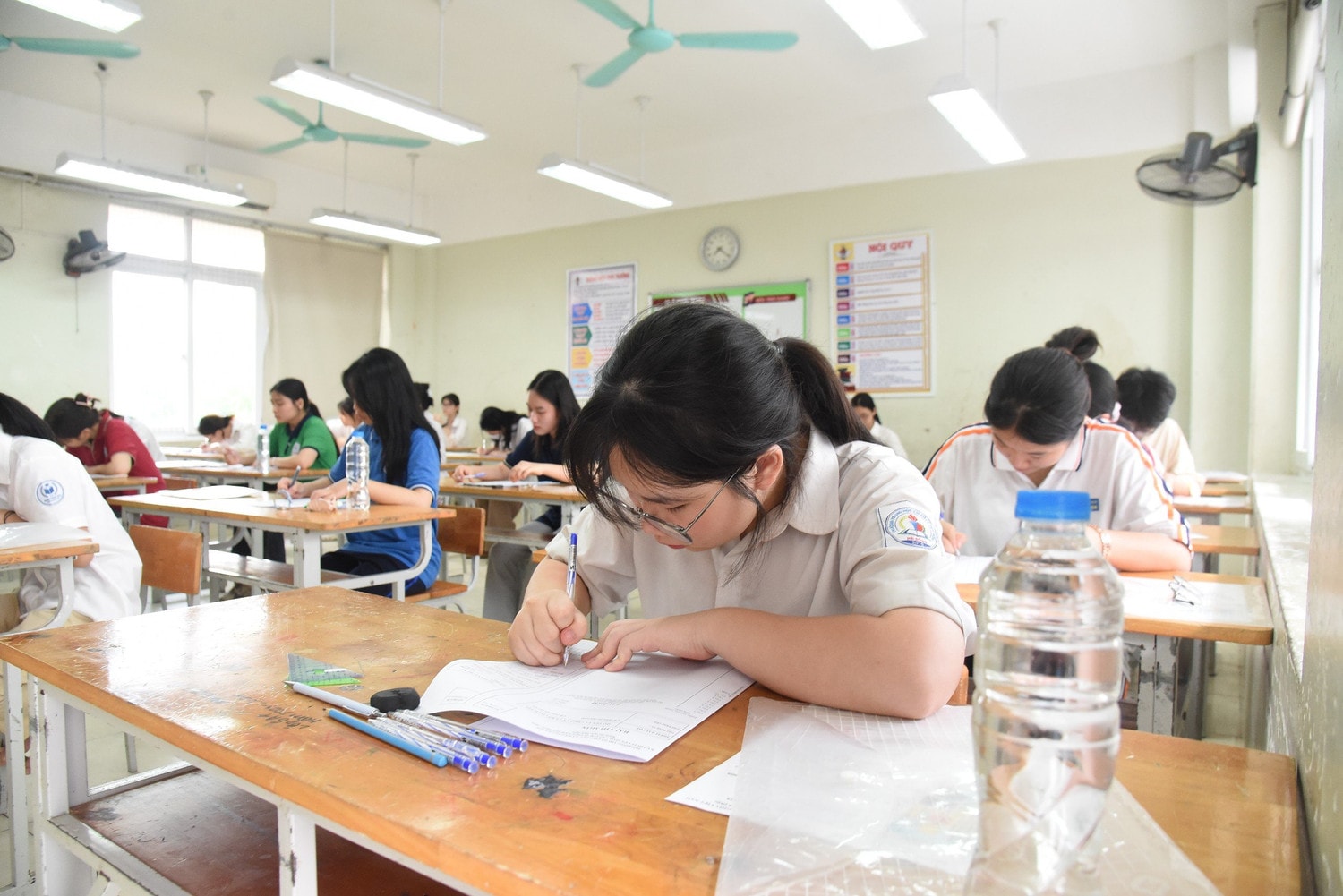 Giật tít: Hôm nay, hơn 100.000 thí sinh Hà Nội thi vào lớp 10 bắt đầu so tài -0