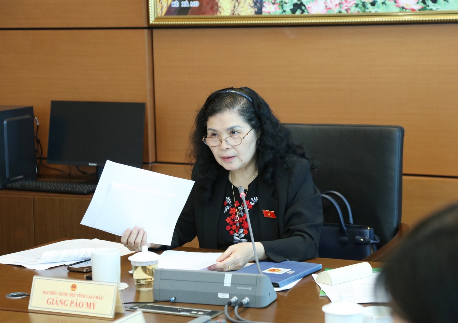 Trưởng Đoàn ĐBQH tỉnh Lai Châu Giàng Páo Mỷ - Tổ trưởng Tổ 17 điều hành phiên thảo luận tổ 8. cô mỷ.jpg -0