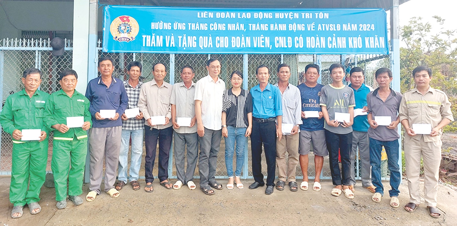 Liên đoàn Lao động huyện Tri Tôn (tỉnh An Giang) thăm, tặng quà công nhân doanh nghiệp chưa có tổ chức công đoàn. Ảnh: MỸ HẠNH