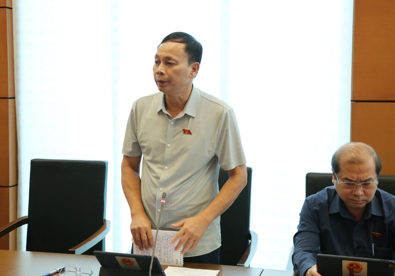 ĐBQH Hoàng Hữu Chiến (An Giang) phát biểu ý kiến thảo luận 3. đb chiến.jpg -0