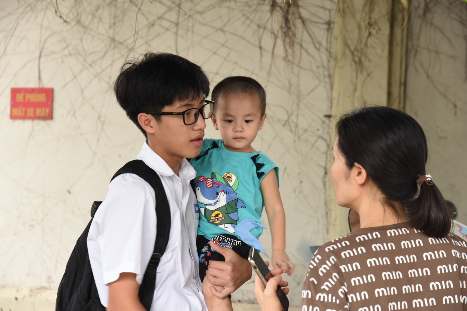 Hà Nội: Những chiếc ôm ấm ấp, tạo động lực cho thí sinh thi vào lớp 10 THPT -0