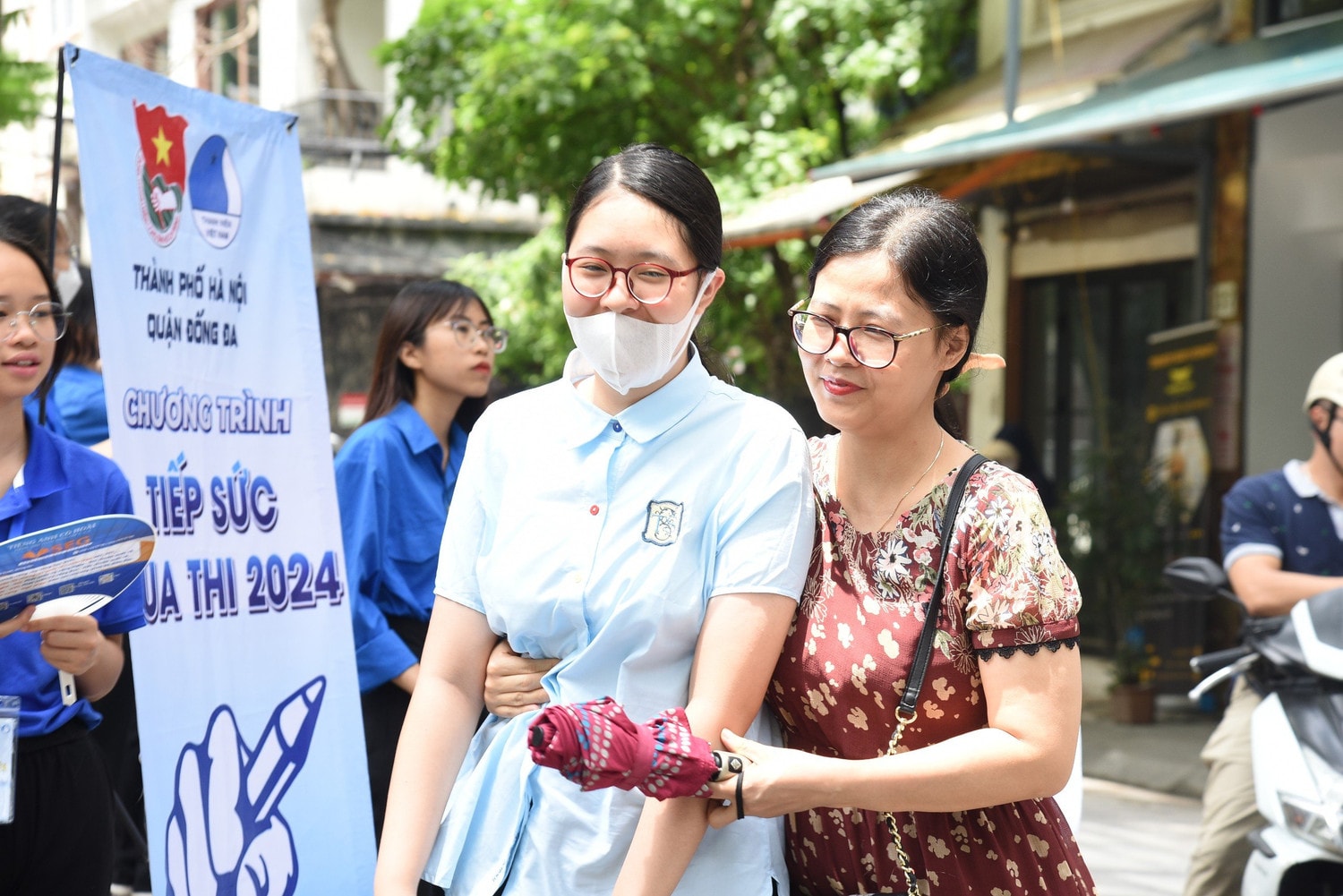 Hà Nội: Những chiếc ôm ấm ấp, tạo động lực cho thí sinh thi vào lớp 10 THPT -1