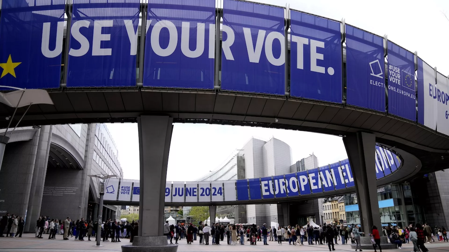 Một biểu ngữ kêu gọi bỏ phiếu tại Tòa nhà Nghị viện ở Brussels. Ảnh: AP/Virginia Mayo