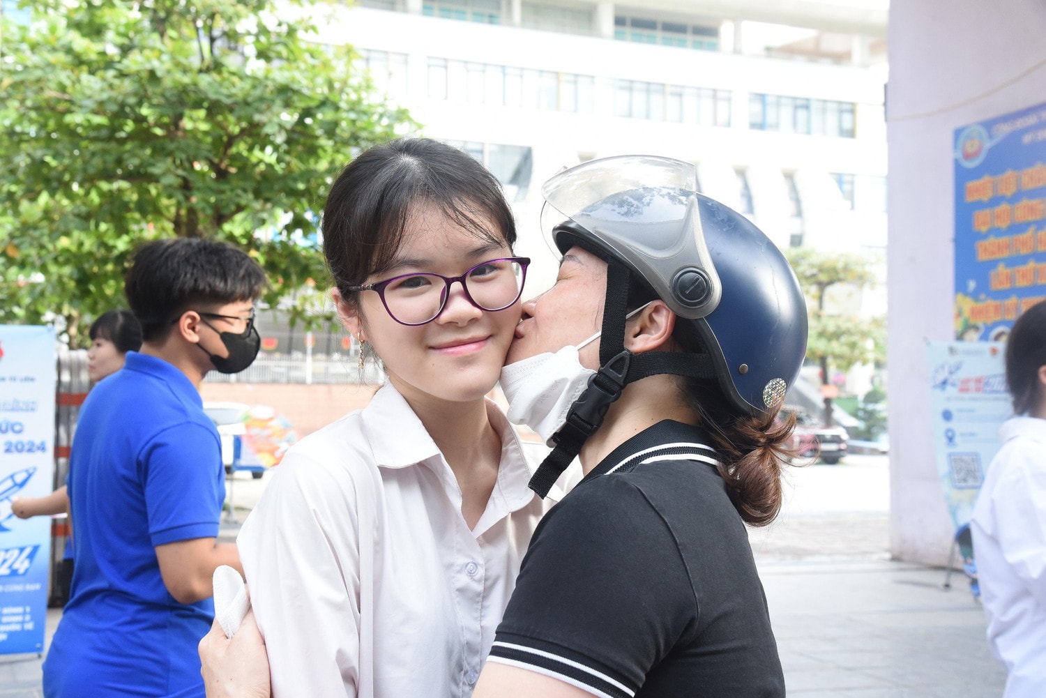 Hà Nội: Những chiếc ôm ấm ấp, tạo động lực cho thí sinh thi vào lớp 10 THPT -1