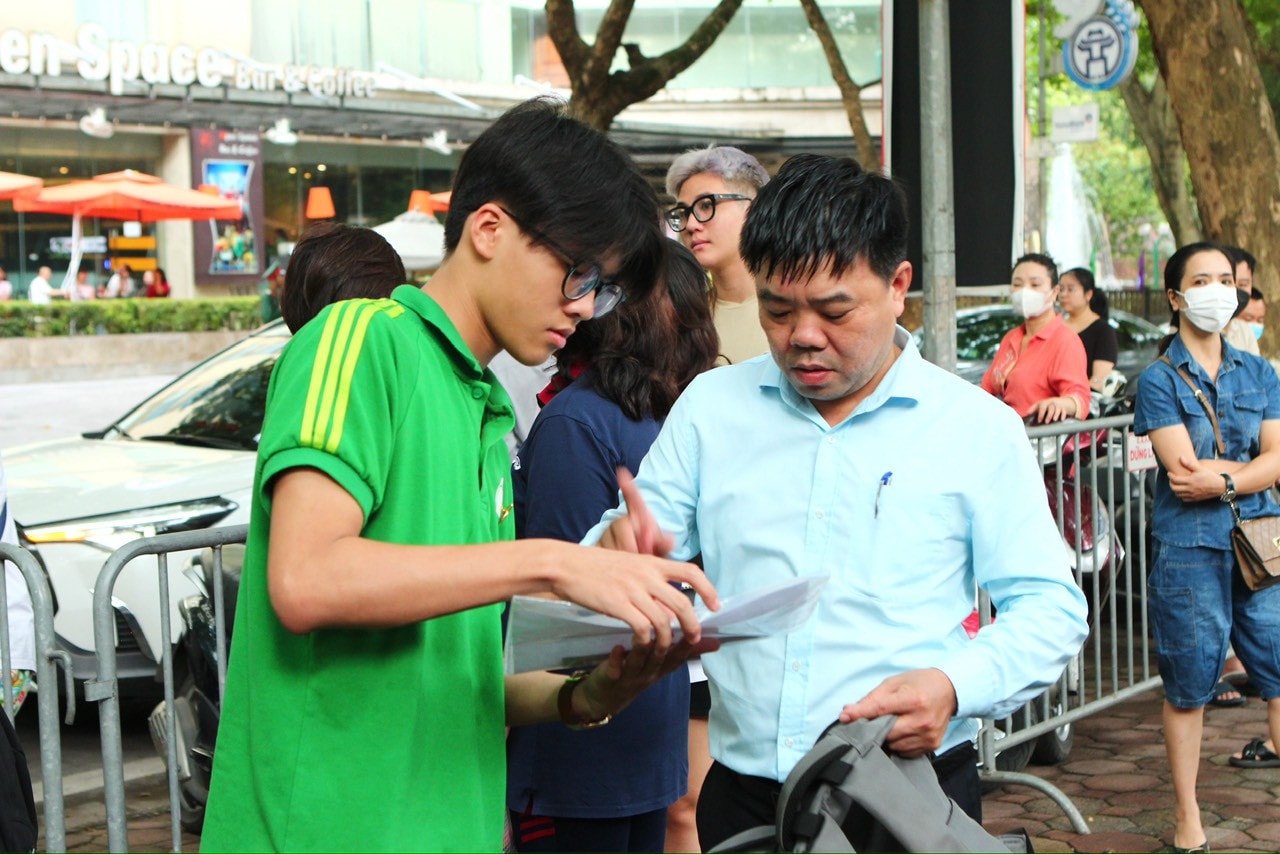 Hà Nội: Những chiếc ôm ấm ấp, tạo động lực cho thí sinh thi vào lớp 10 THPT -1