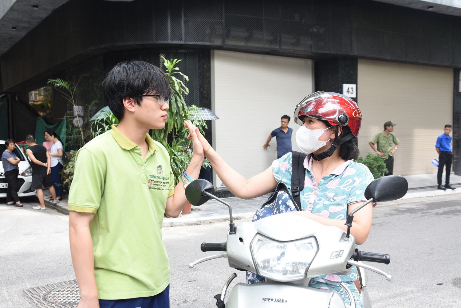 Hà Nội: Những chiếc ôm ấm ấp, tạo động lực cho thí sinh thi vào lớp 10 THPT -0