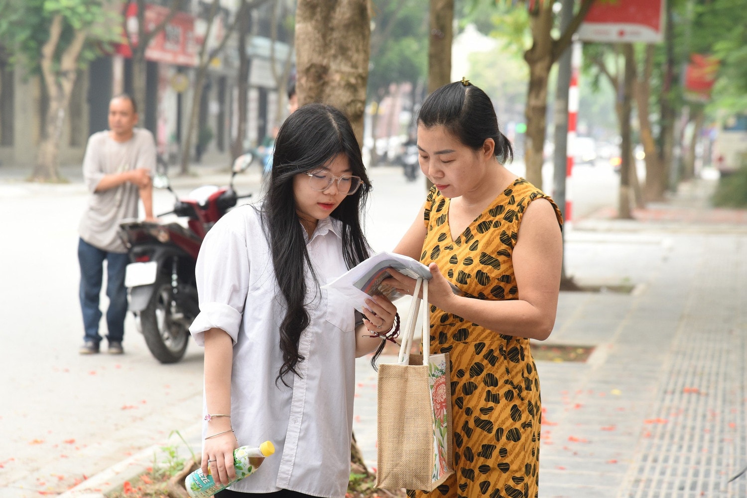 Hà Nội: Những khoảng khắc ấn tượng sau kỳ thi vào 10 THPT -0