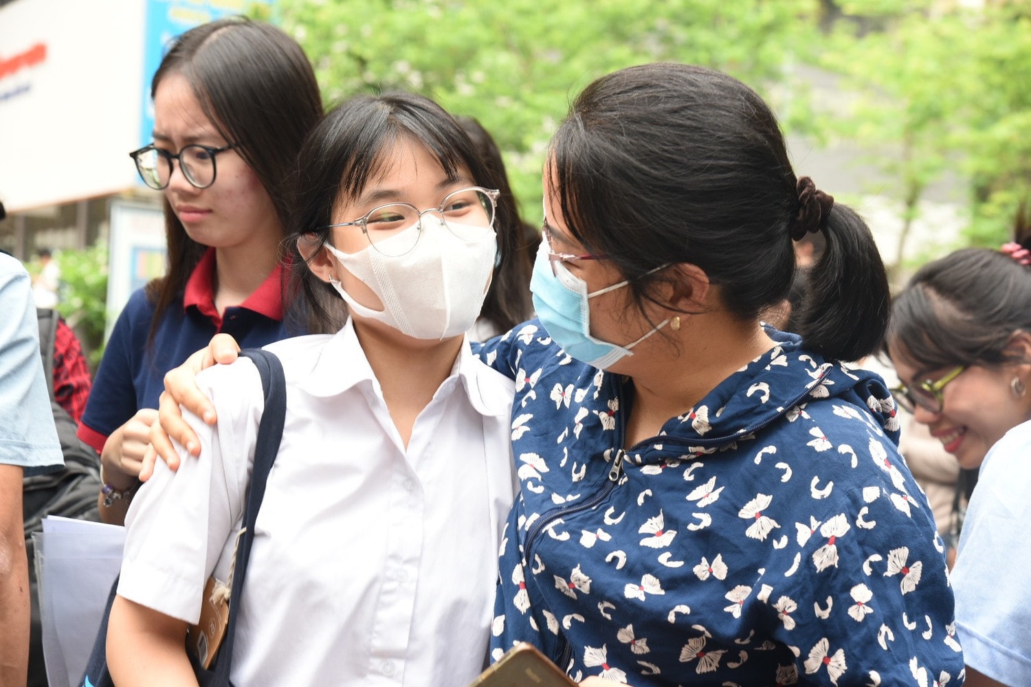 Hà Nội: Những chiếc ôm ấm ấp, tạo động lực cho thí sinh thi vào lớp 10 THPT -1