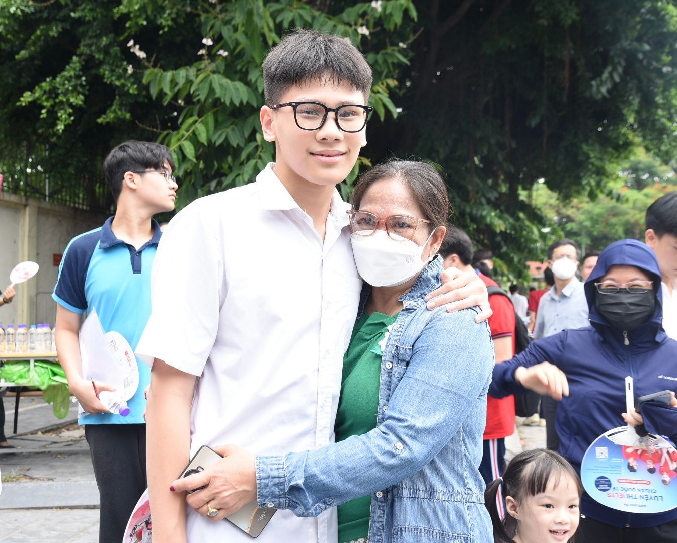 Hà Nội: Những chiếc ôm ấm ấp, tạo động lực cho thí sinh thi vào lớp 10 THPT -0