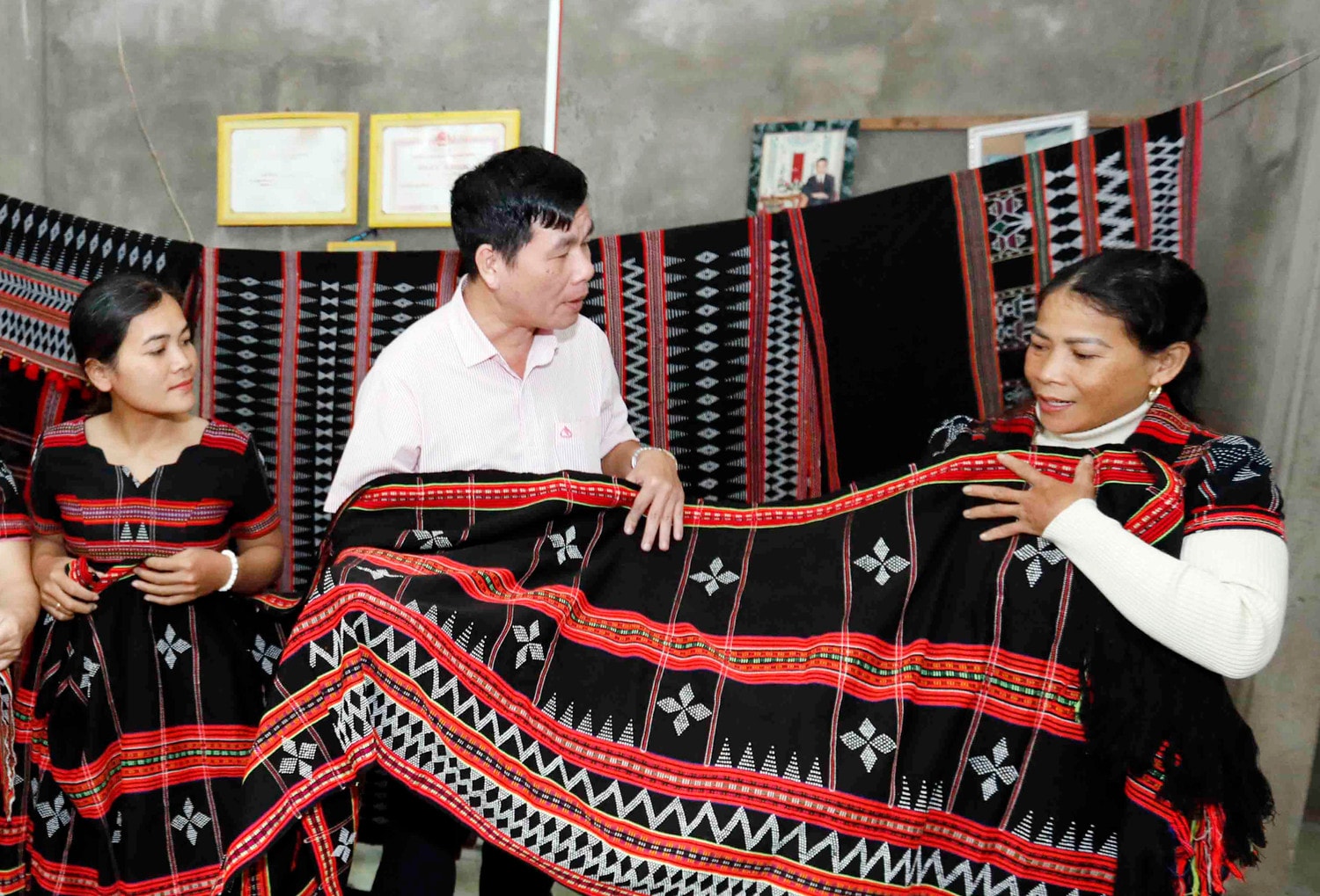 Đồng bào Pa Cô tại huyện A Lưới tỉnh Thừa Thiên Huế sử dụng hiệu quả vốn tín dụng chính sách trong phát triển sinh kế (ảnh: Đức Kiên) 