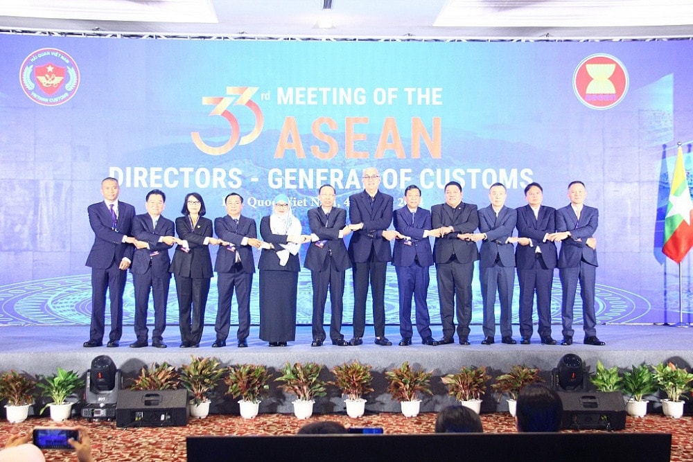 Đại diện Hải quan các nước ASEAN chụp ảnh lưu niệm cùng đại diện Ban Thư ký ASEAN. Ảnh: Tổng cục Hải quan