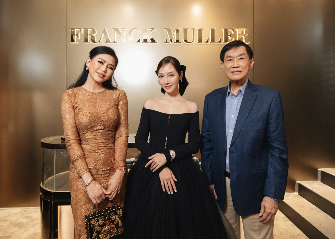Vợ chồng tỷ phú Johnathan Hạnh Nguyễn chụp ảnh cùng Jessica Jung Tầm nhìn chiến lược của “Vua hàng hiệu” Johnathan Hạnh Nguyễn khi bắt tay hợp tác phát triển Franck Muller tại Việt Nam -4