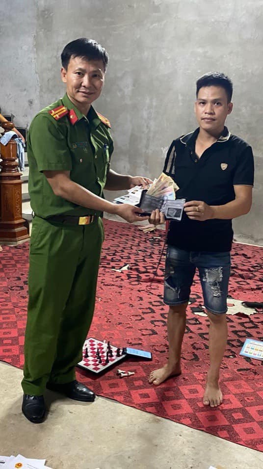 Công an huyện Sơn Động tìm lại tài sản bị mất cho du khách nước ngoài -0