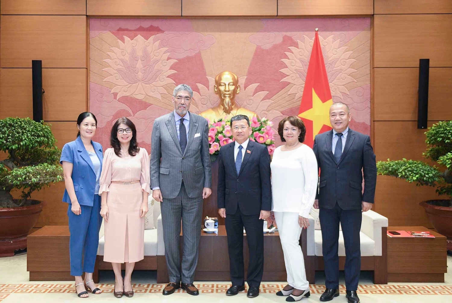 Các đại biểu chụp ảnh lưu niệm 
