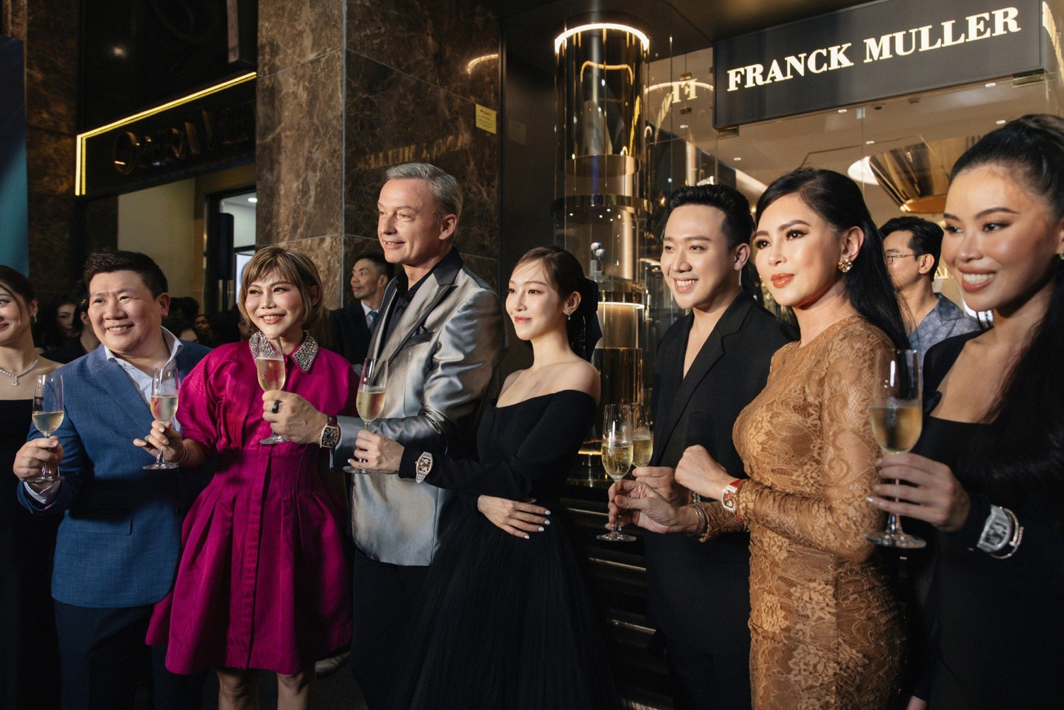 Khoảnh khắc nâng ly chúc mừng của doanh nhân Lê Hồng Thủy Tiên, CEO Jacqueline Thảo Tiên Nguyễn cùng đại diện Franck Muller và Jessica Jung Tầm nhìn chiến lược của “Vua hàng hiệu” Johnathan Hạnh Nguyễn khi bắt tay hợp tác phát triển Franck Muller tại Việt Nam -0