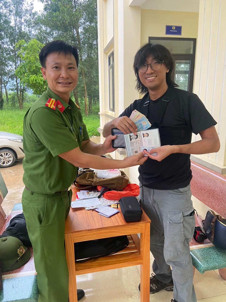 Công an huyện Sơn Động tìm lại tài sản bị mất cho du khách nước ngoài -0