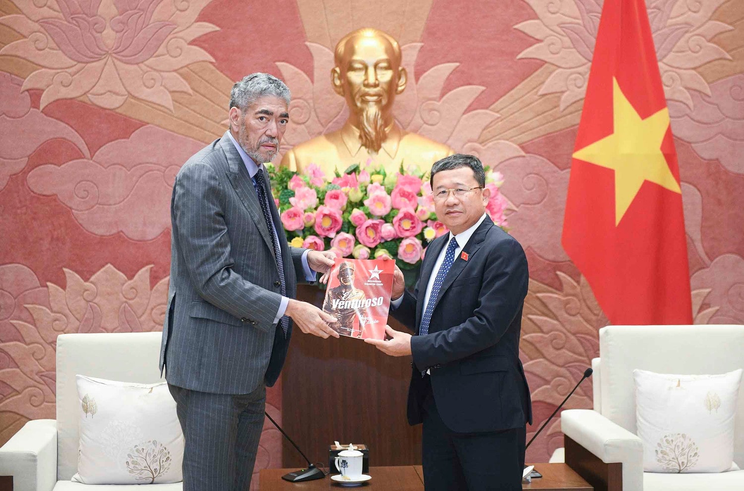 Tổng Bí thư đảng MIU, Bộ trưởng Chính sách hội nhập khu vực Dominica trao ấn phẩm của đảng MIU tặng Chủ nhiệm Ủy ban Đối ngoại