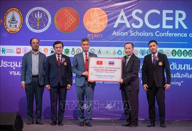 At the launching ceremony (Photo: VNA) Second Vietnamese studies centre in Thailand launched -0