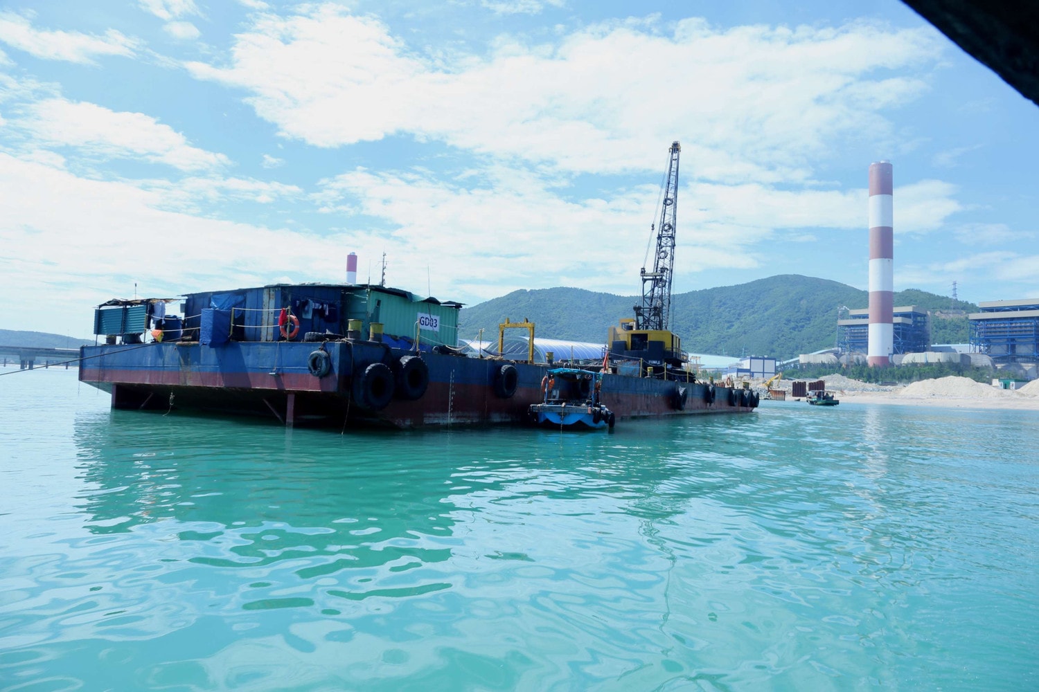 Cần giám sát chặt chẽ đội tàu chờ cấp phép để thực hiện nạo vét đáy biển ở Hà Tĩnh ảnh 1 Cần giám sát chặt chẽ đội tàu chờ cấp phép để thực hiện nạo vét đáy biển ở Hà Tĩnh -0