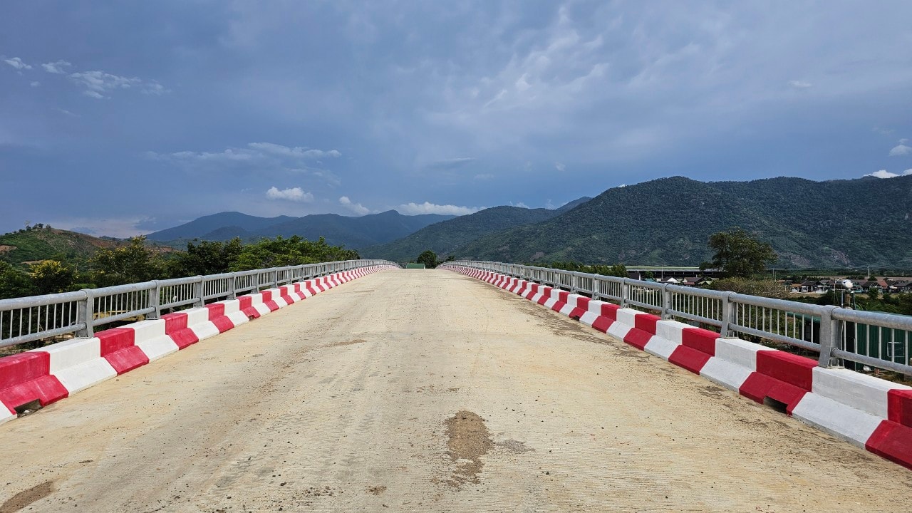 Cầu 36 tỷ đồng xây xong chưa thể thông xe vì vướng trạm quản lý bảo vệ rừng -0