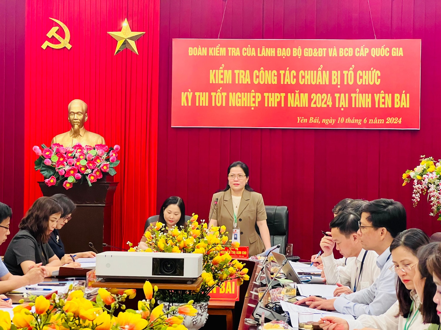 Thứ trưởng Bộ GD-ĐT Nguyễn Thị Kim Chi kiểm tra công tác chuẩn bị thi tốt nghiệp THPT tại Yên Bái