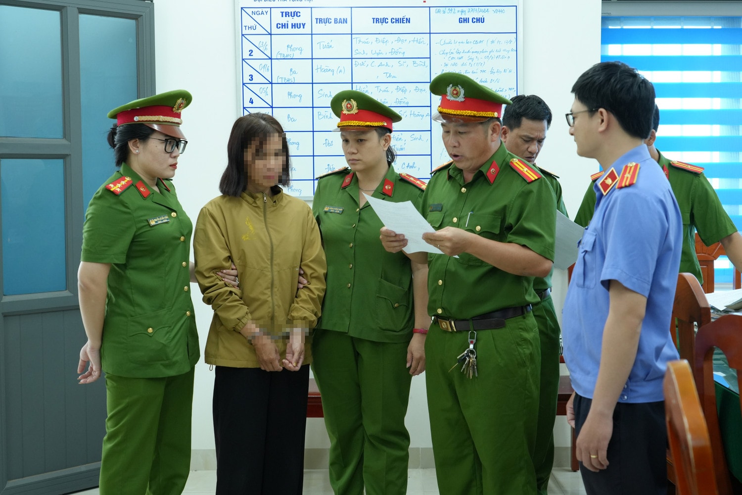 Công an TP. Phan Thiết đã khởi tố vụ án, khởi tố bị can, bắt tạm giam 2 đối tượng liên quan trong vụ giữ người trái pháp luật Công an TP. Phan Thiết đã khởi tố vụ án, khởi tố bị can, bắt tạm giam 2 đối tượng liên quan trong vụ giữ người trái pháp luật