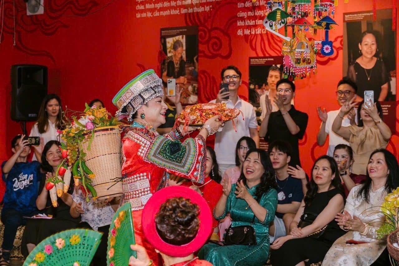 Nghệ nhân Ưu tú NGUYỄN ĐỨC HIỂN trình diễn giá hầu Cô đôi Thượng Ngàn tại Bảo tàng Phụ nữ Việt Nam. Ảnh: Thanh Tùng 