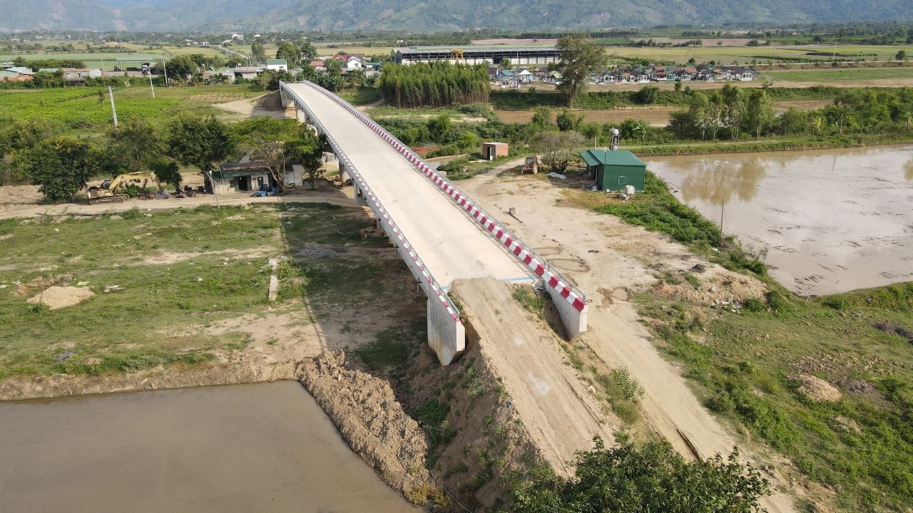 Cầu 36 tỷ đồng xây xong chưa thể thông xe vì vướng trạm quản lý bảo vệ rừng -0