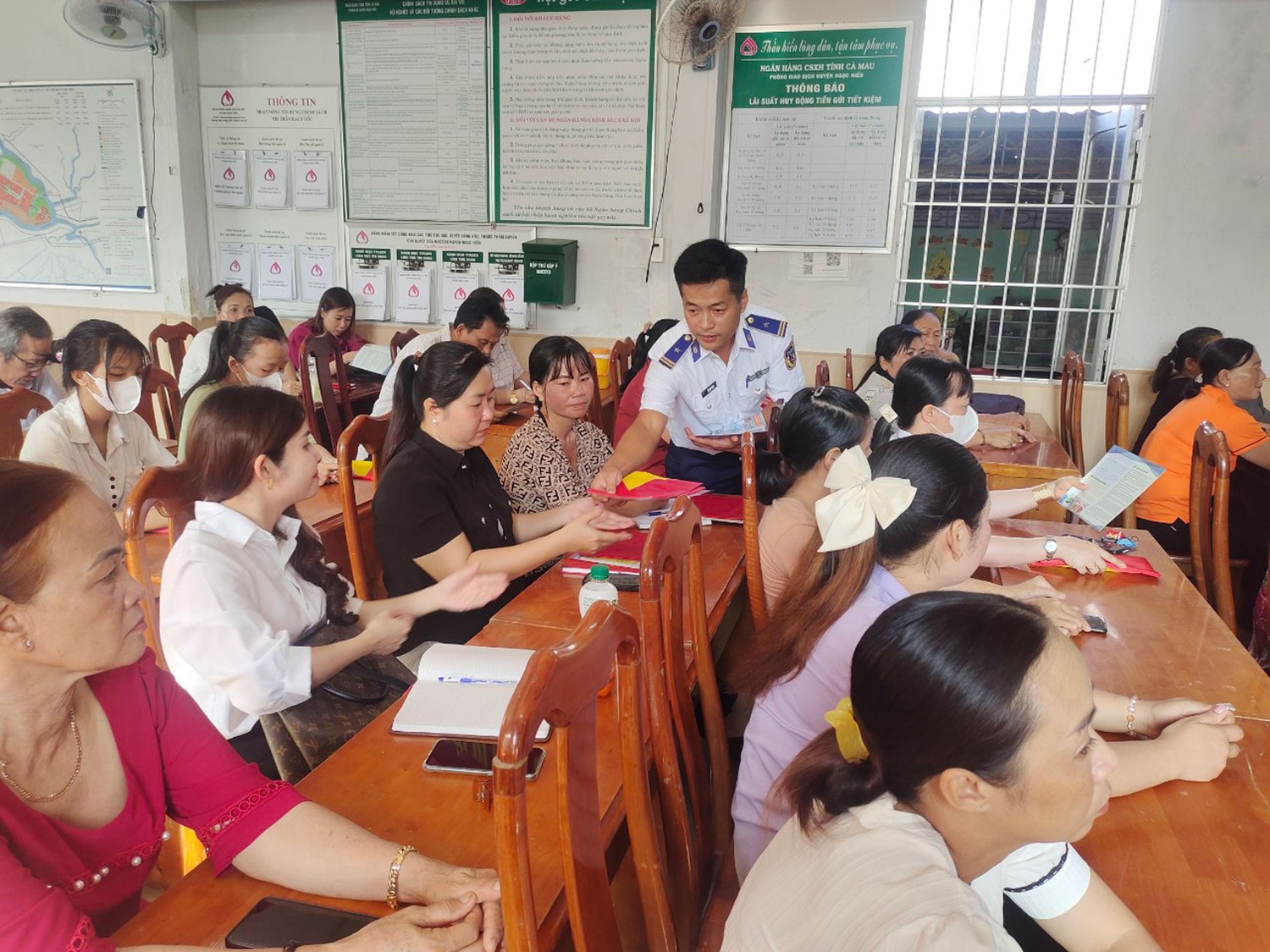 Hải đoàn 42 (Bộ Tư lệnh Vùng Cảnh sát biển 4) phát tờ rơi tuyên truyền chống khai thác IUU cho ngư dân. Ảnh: Bộ Quốc phòng