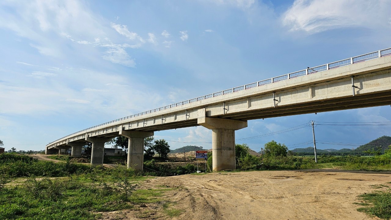 Cầu 36 tỷ đồng xây xong chưa thể thông xe vì vướng trạm quản lý bảo vệ rừng -0