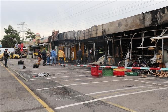 The fire breaks out at 1 am (local time) at food and consumer goods areas in Sapa shopping centre of Vietnamese in Prague. (Photo: VNA) Fire hits Vietnamese market in Prague -0