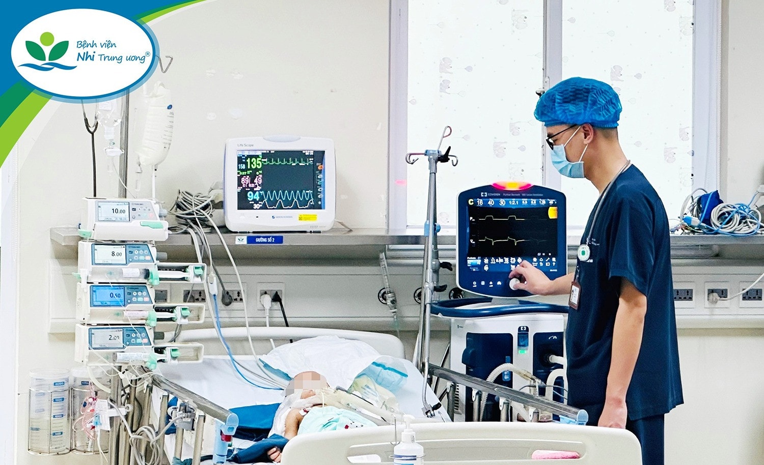 Bị chó cắn, bé 2 tuổi khởi phát bệnh dại nguy kịch -0