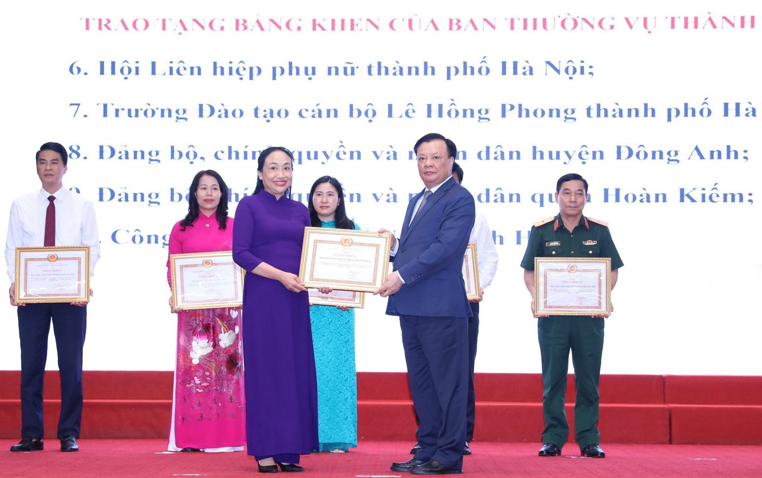 Phấn đấu trở thành hình mẫu trong tổ chức phong trào thi đua yêu nước -0