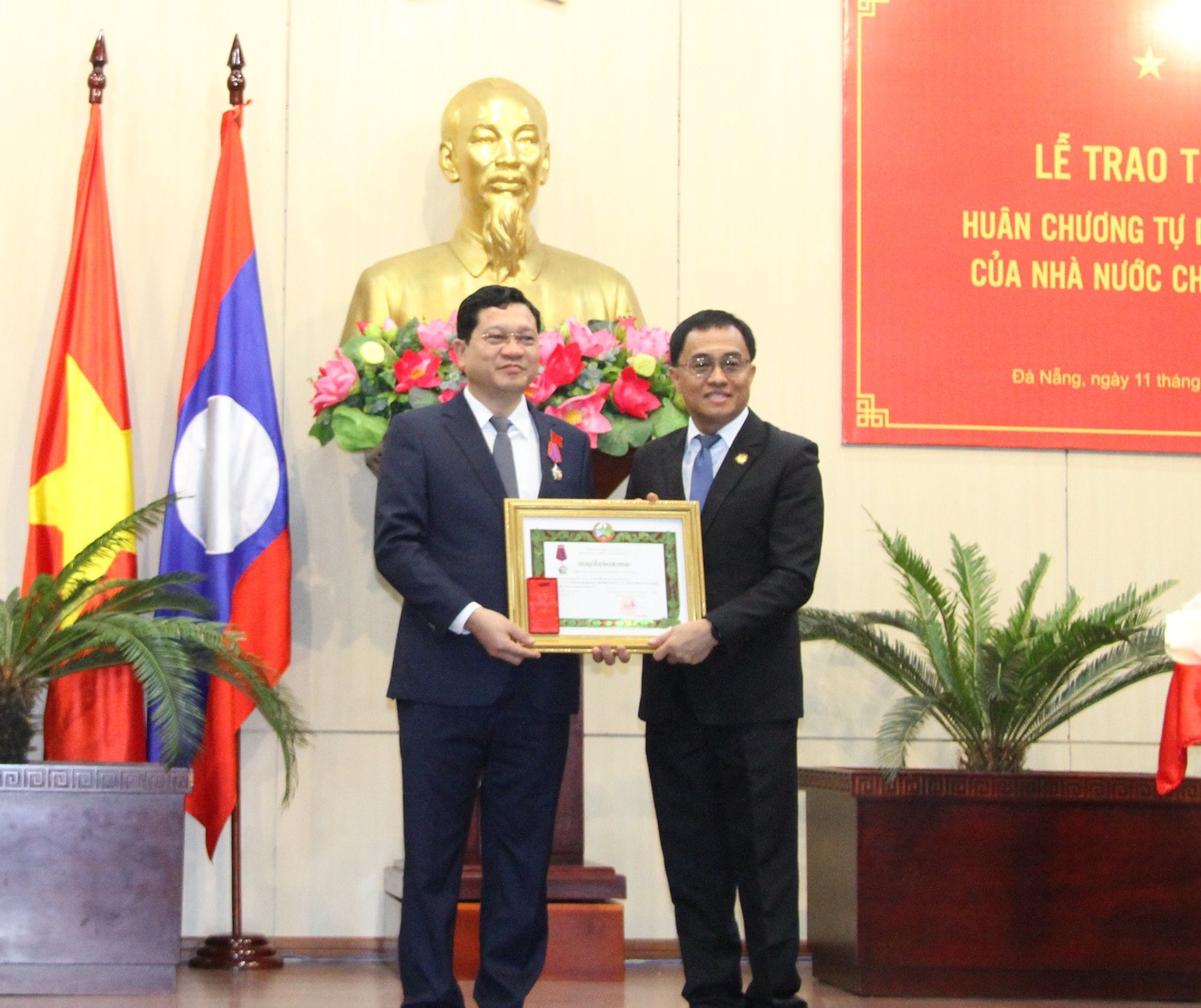Phó Chủ tịch Thường trực HĐND TP. Đà Nẵng nhận Huân chương Tự do của Nhà nước Lào ảnh 2 Phó Chủ tịch Thường trực HĐND TP. Đà Nẵng nhận Huân chương Tự do của Nhà nước Lào