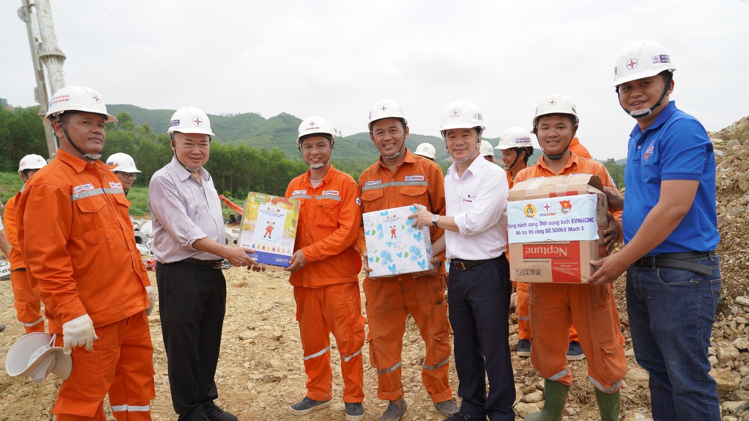Đảng ủy EVNHCMC động viên tinh thần Đội xung kích thi công đường dây 500 KV mạch 3