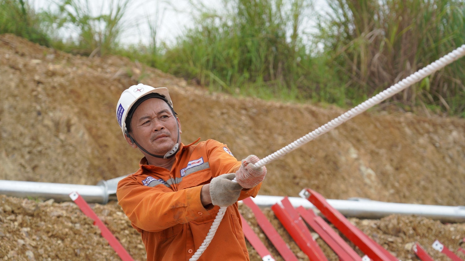Đảng ủy EVNHCMC động viên tinh thần Đội xung kích thi công đường dây 500 KV mạch 3 -1