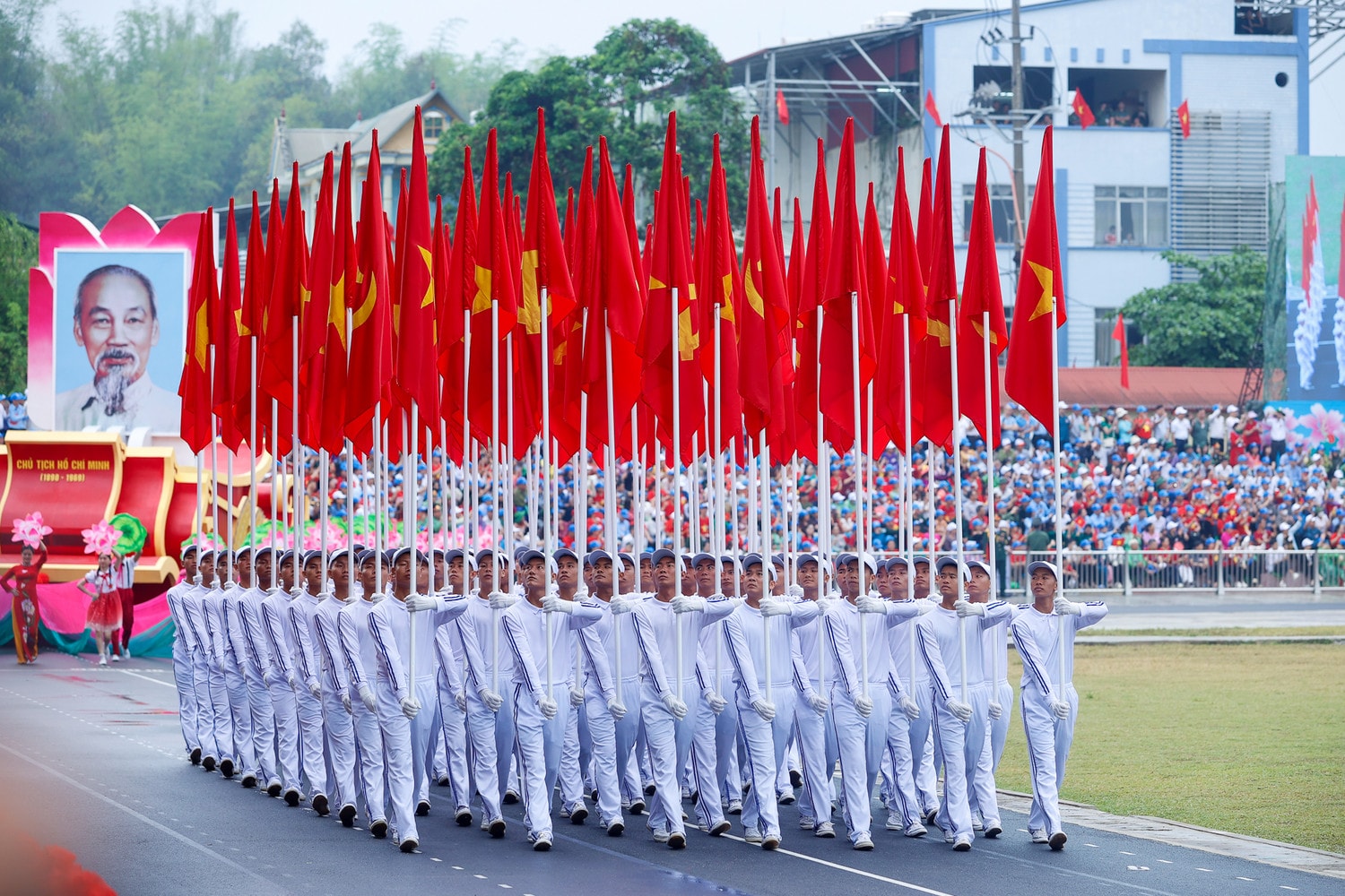 Khối cờ Đảng, cờ Tổ quốc tham gia diễu hành tại Lễ kỷ niệm 70 năm Chiến thắng Điện Biên Phủ ngày 7.5.2024 . Nguồn:chinhphu.vn